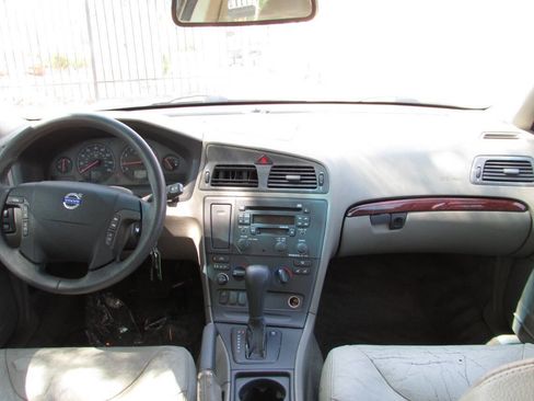 Used 2001 Volvo V70 image 24