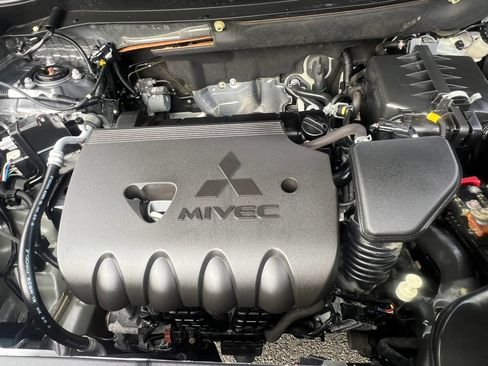 Used 2019 Mitsubishi Outlander SEL AWD/4WD image 35