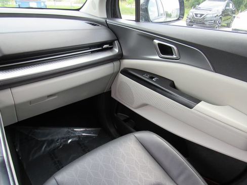 Used 2024 Kia Carnival LX FWD image 20