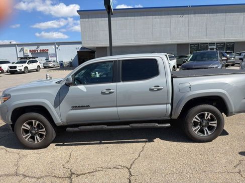 Used 2018 Toyota Tacoma TRD Sport w/ Technology Package image 3