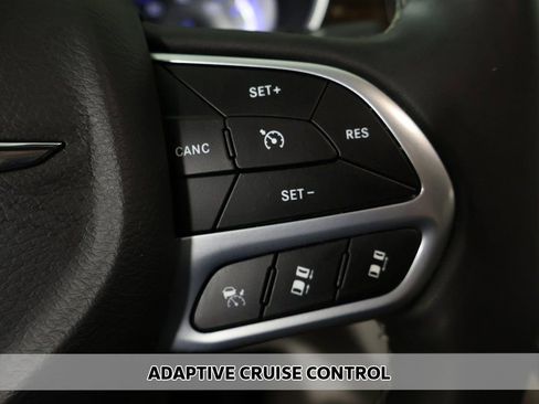 Used 2023 Chrysler Pacifica Limited FWD image 5