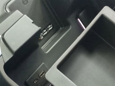 Used 2022 Chevrolet Silverado 1500 High Country w/ Technology Package image 28