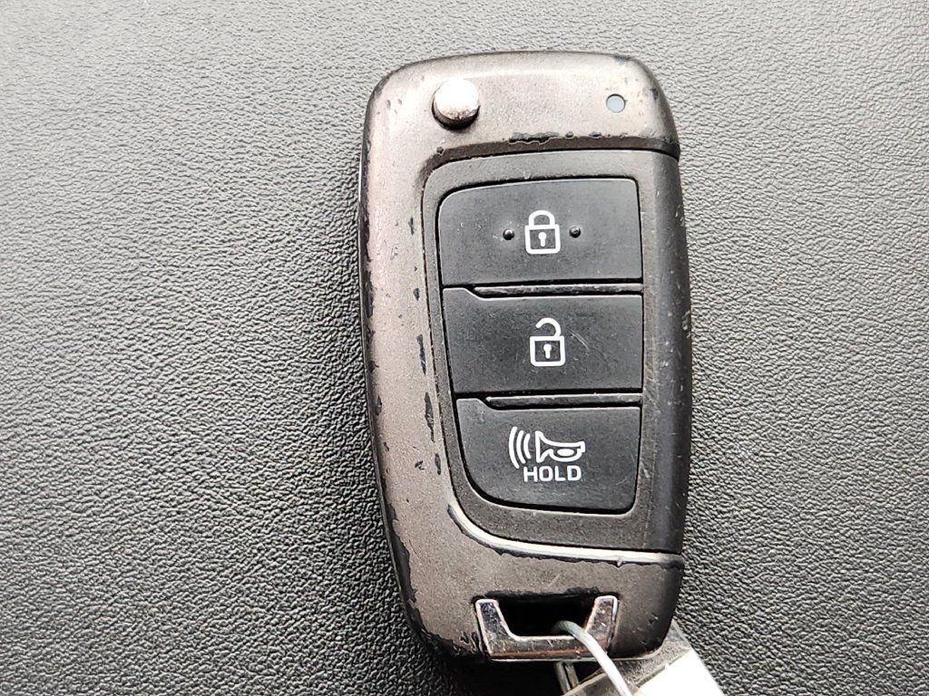 Used 2020 Hyundai Santa Fe SE AWD/4WD image 30