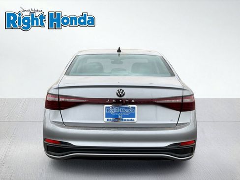 Used 2025 Volkswagen Jetta SE FWD image 7