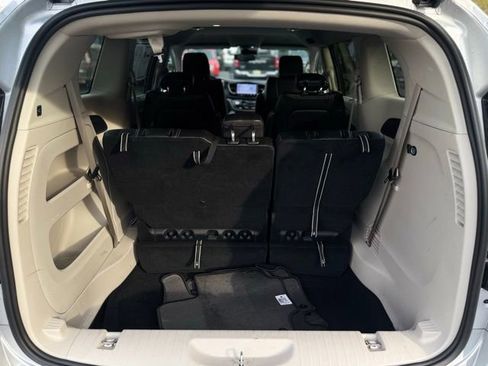 Certified 2024 Chrysler Pacifica Touring-L image 10