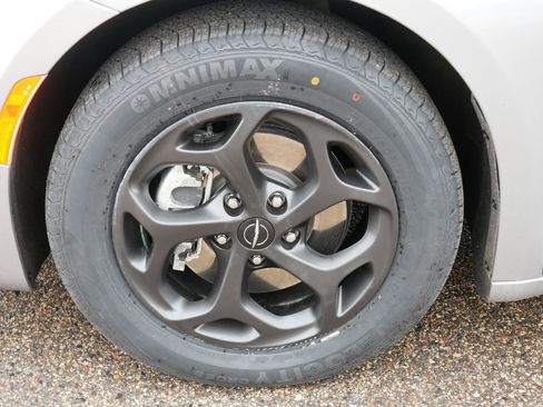 Used 2021 Chrysler Pacifica Limited w/ Uconnect Theater Family Group image 15