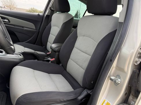 Used 2014 Chevrolet Cruze LS image 23