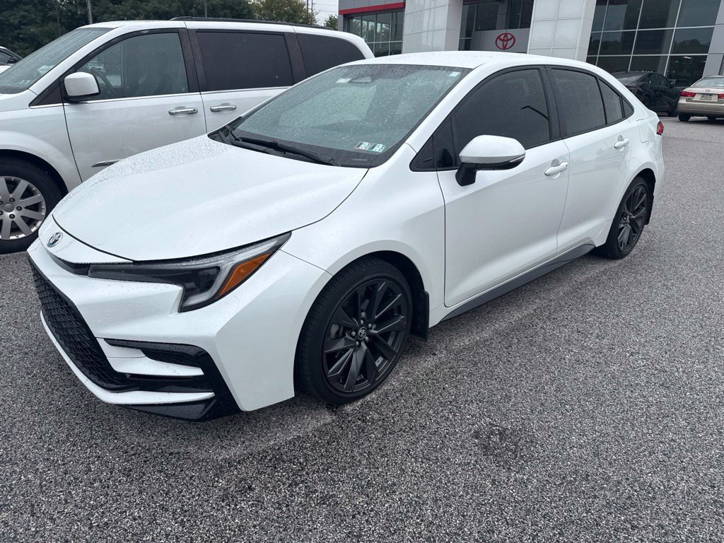 Used 2023 Toyota Corolla SE FWD image 3