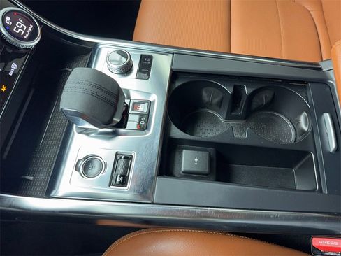 Used 2022 Jaguar XF R-Dynamic SE image 32