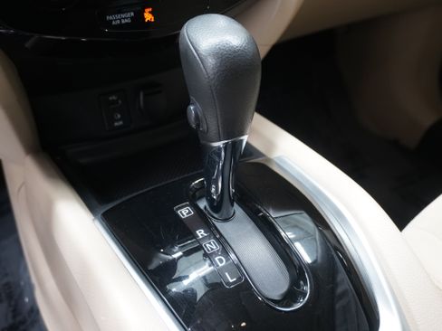 Used 2016 Nissan Rogue SV FWD image 19