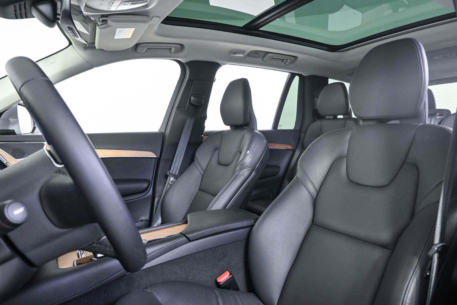 Certified 2024 Volvo XC90 B5 Plus AWD/4WD image 5