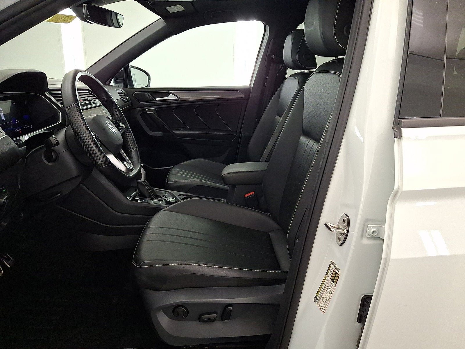 Used 2024 Volkswagen Tiguan SE R-Line AWD/4WD image 3