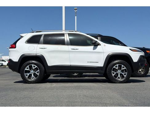 Used 2014 Jeep Cherokee Trailhawk w/ Comfort/Convenience Group AWD/4WD image 3