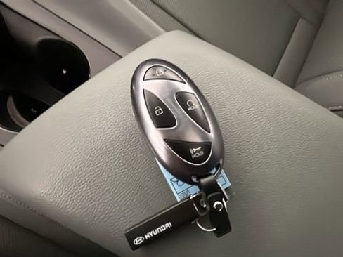 Used 2025 Hyundai Elantra Limited FWD image 22
