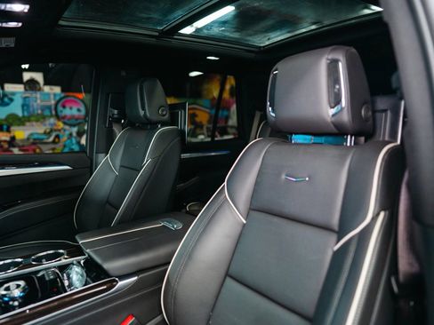 Used 2025 Cadillac Escalade Premium Luxury image 11