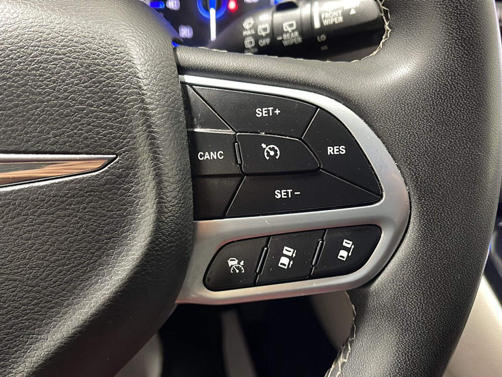 Used 2023 Chrysler Pacifica Touring-L FWD image 7
