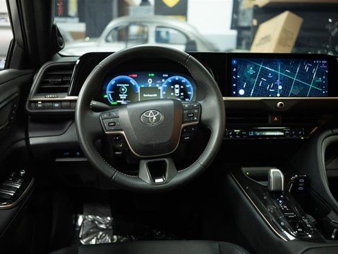 Used 2025 Toyota Crown w/ Carpet Mat Package (TMS) image 18