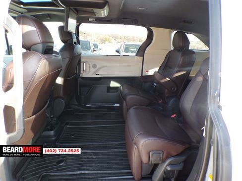 Used 2021 Toyota Sienna Limited image 21