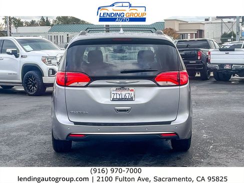 Used 2017 Chrysler Pacifica Touring-L image 3