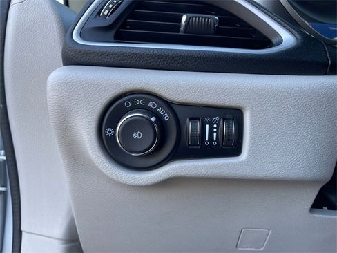 Used 2023 Chrysler Pacifica Touring-L image 26