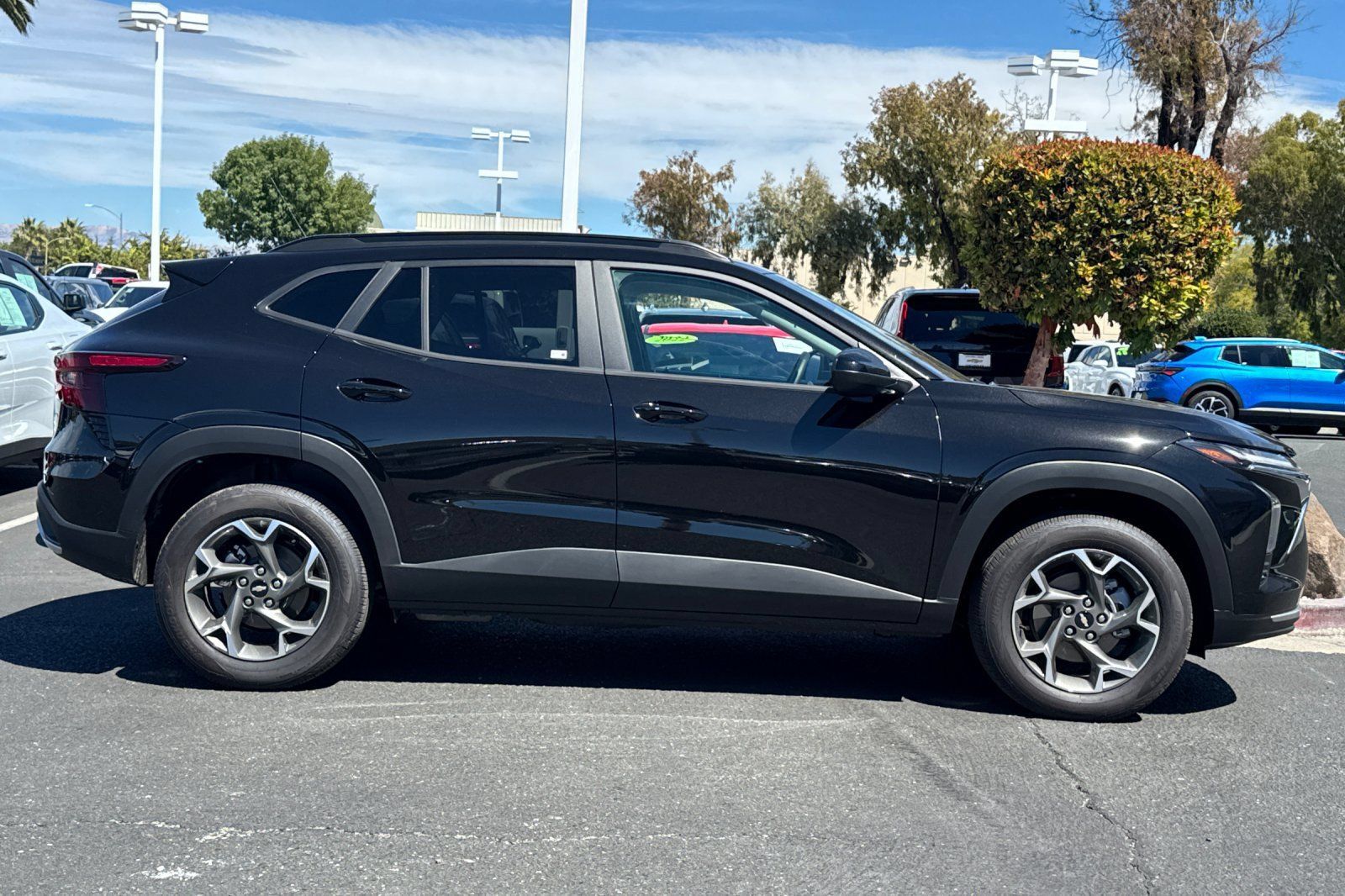 Used 2026 Chevrolet Trax LT w/ LT Convenience Package FWD image 4