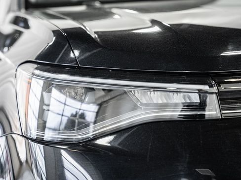 Used 2025 Volkswagen Taos SE w/ Panoramic Sunroof Package image 15