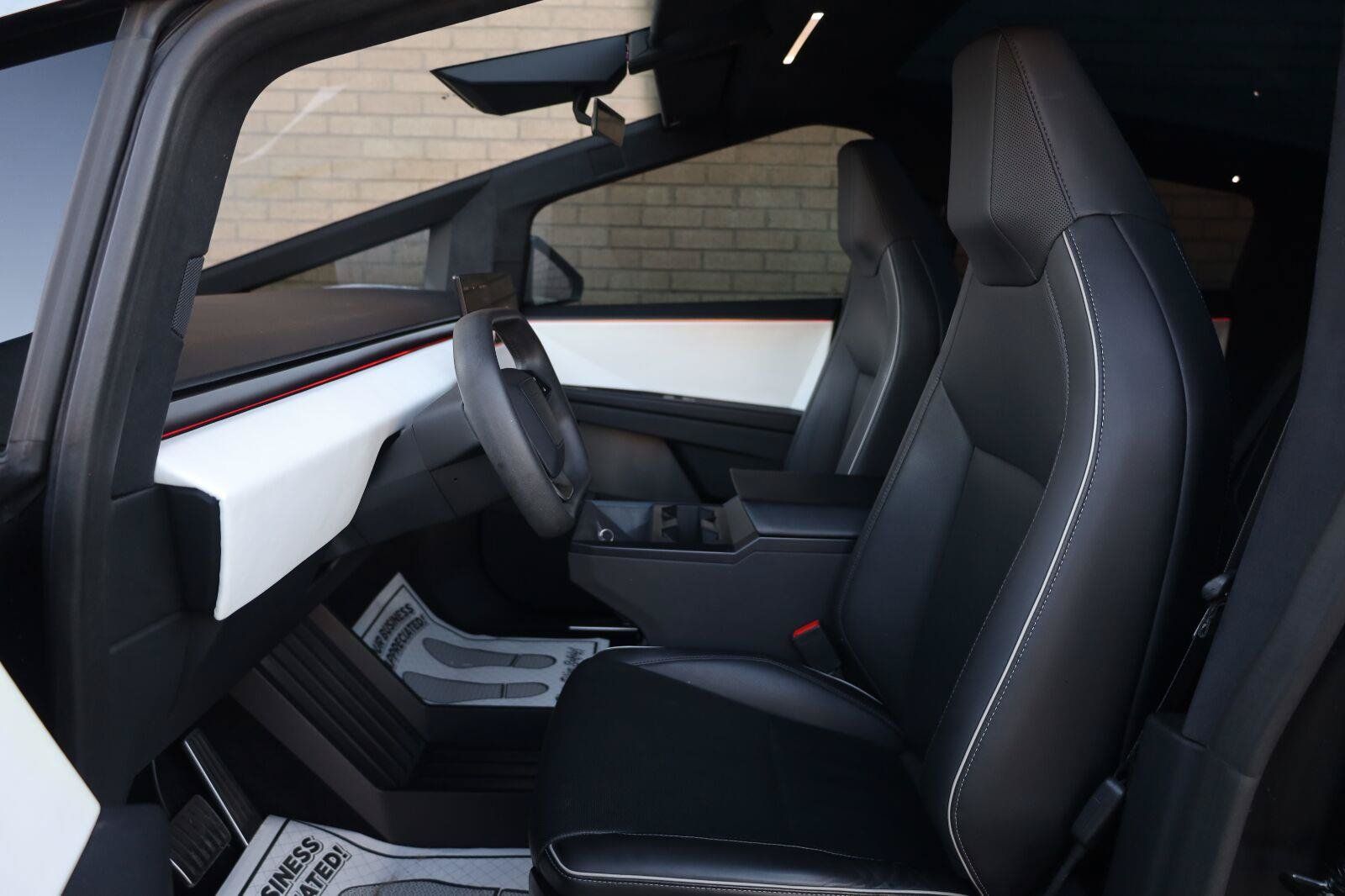 Used 2024 Tesla Cybertruck AWD Crew Cab image 18