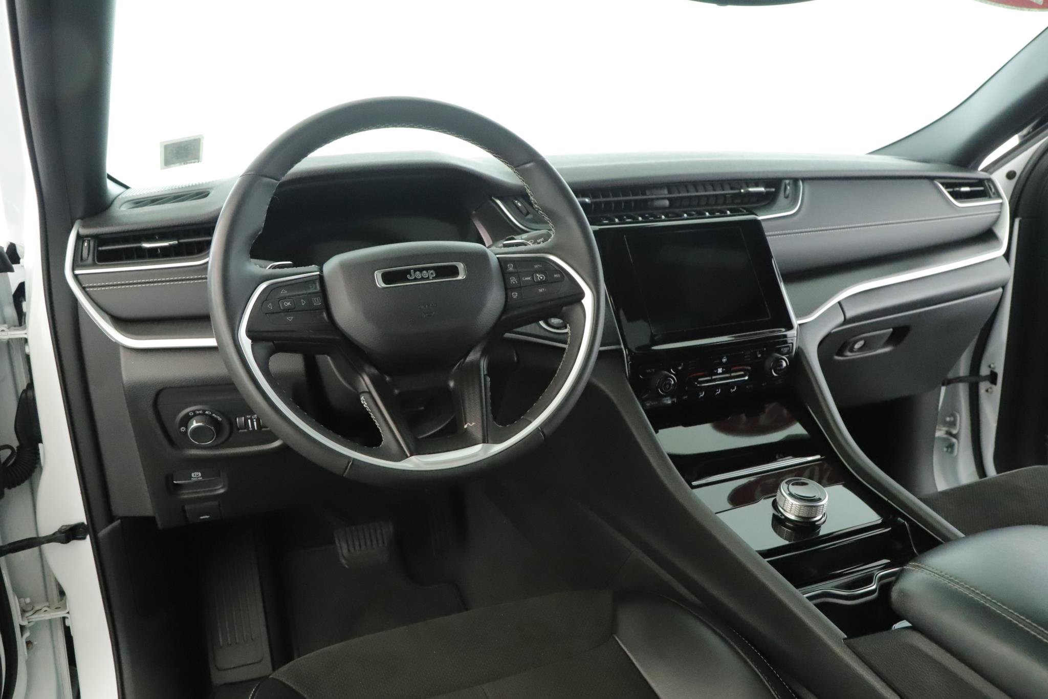 Used 2023 Jeep Grand Cherokee Altitude AWD/4WD image 2
