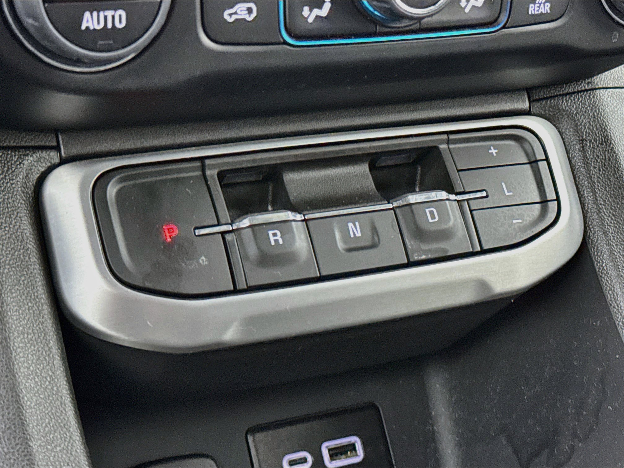 Used 2023 GMC Acadia SLE w/ Driver Convenience Package FWD image 16
