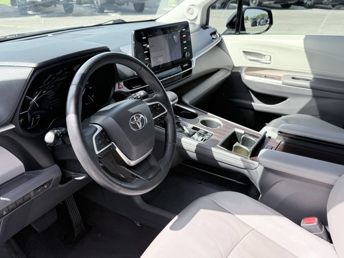 Used 2021 Toyota Sienna XLE w/ XLE Plus Package FWD image 11
