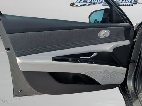 Used 2025 Hyundai Elantra Limited FWD image 17