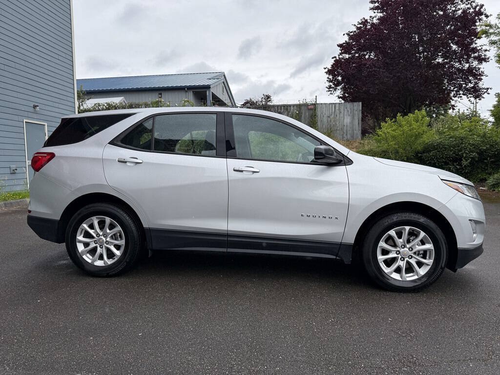 Used 2018 Chevrolet Equinox LS AWD/4WD image 2