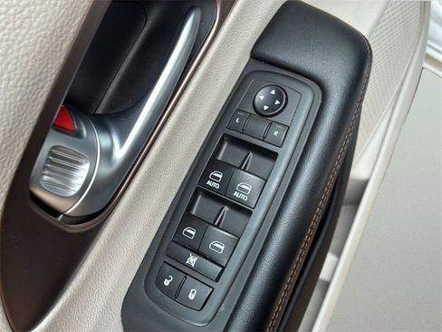 Used 2018 Chrysler Pacifica Touring-L image 21