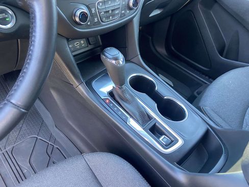 Used 2020 Chevrolet Equinox LT w/ Driver Convenience Package image 11