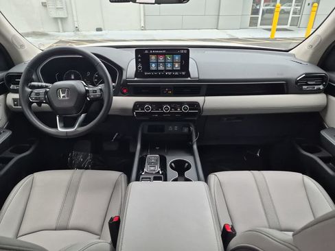 Used 2025 Honda Pilot Touring image 16