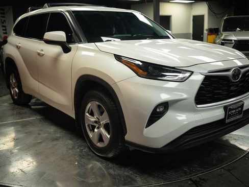 Used 2021 Toyota Highlander LE AWD/4WD image 5