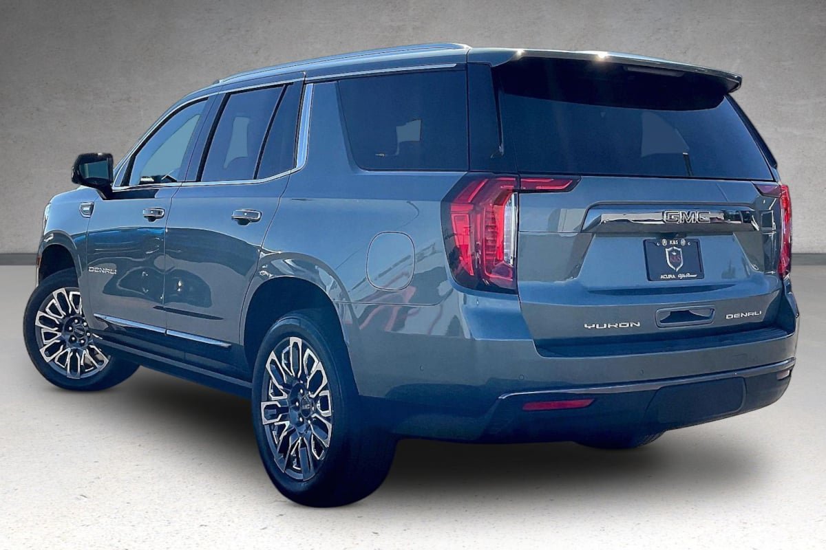 Used 2023 GMC Yukon Denali Ultimate AWD/4WD image 3