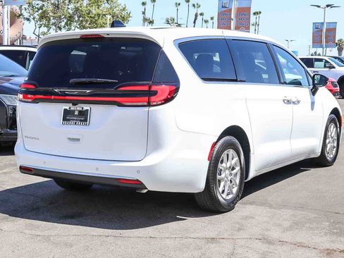 New 2027 Chrysler Pacifica Select FWD image 4