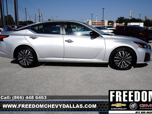 Used 2024 Nissan Altima 2.5 SV FWD image 39