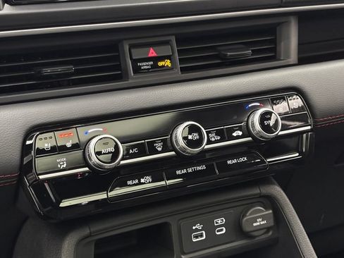 Used 2025 Honda Pilot Black Edition image 28