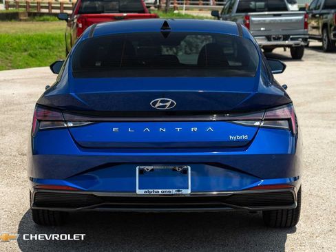 Used 2022 Hyundai Elantra Limited w/ Preferred Accessory Package FWD image 7