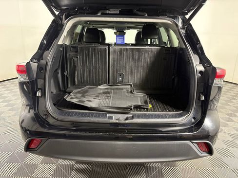 Used 2021 Toyota Highlander XLE AWD/4WD image 34