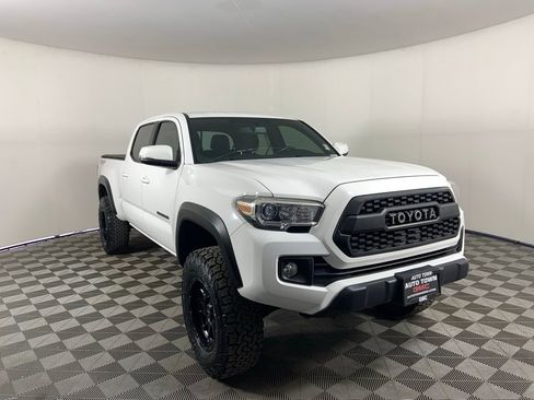 Used 2017 Toyota Tacoma TRD Off-Road w/ Tow Package image 1