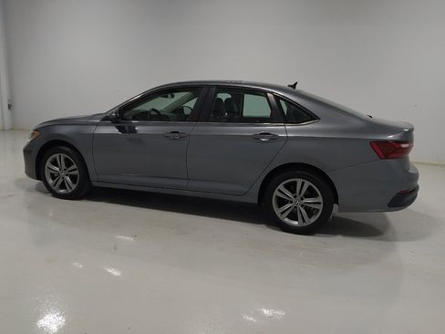 Used 2024 Volkswagen Jetta SE FWD image 3