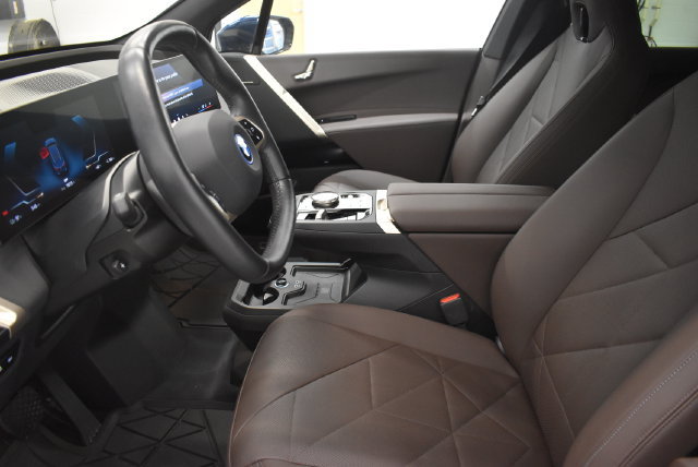 Used 2024 BMW iX xDrive50 w/ Sport Package AWD/4WD image 22