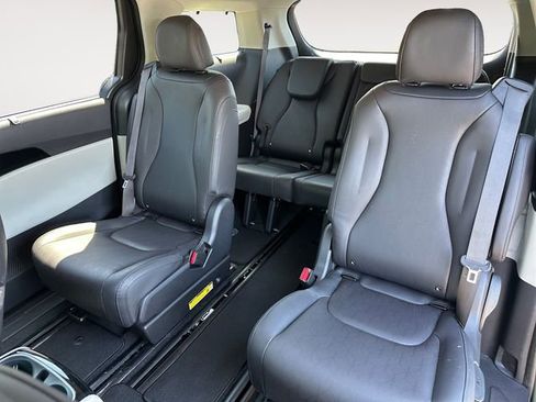 Used 2024 Kia Carnival EX FWD image 13