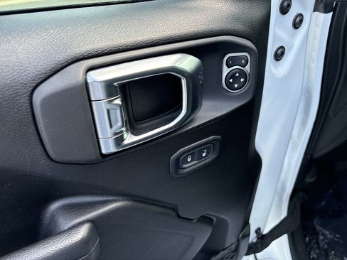 Used 2025 Jeep Gladiator Sport AWD/4WD image 16