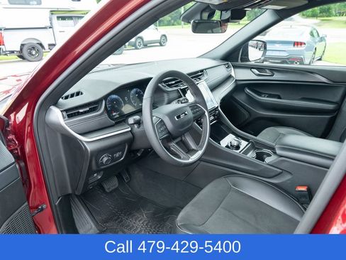 Used 2025 Jeep Grand Cherokee Altitude AWD/4WD image 17