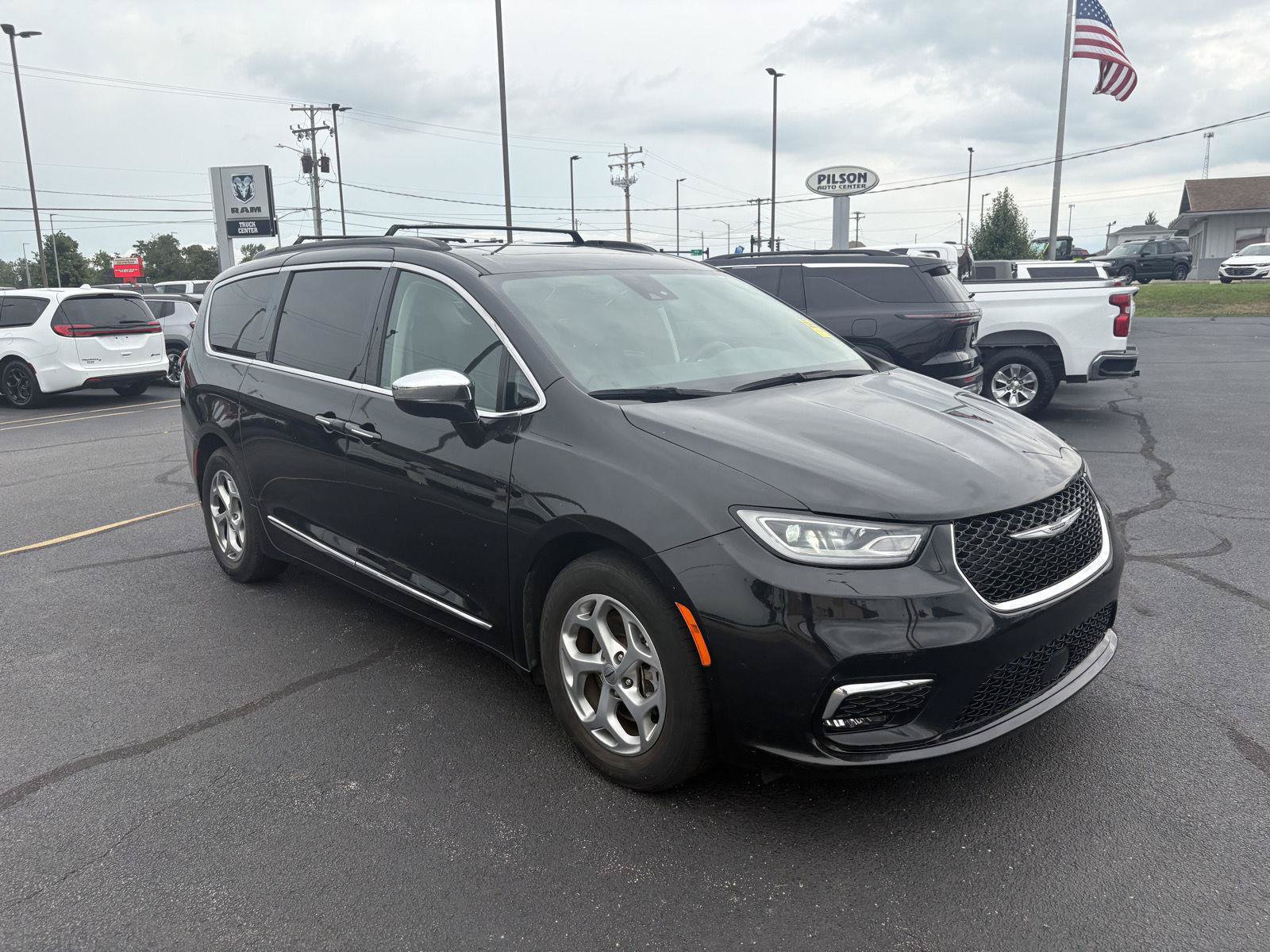 Used 2023 Chrysler Pacifica Limited FWD image 2