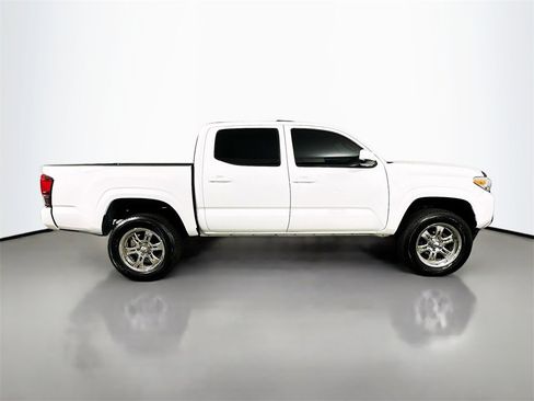 Used 2018 Toyota Tacoma SR image 9